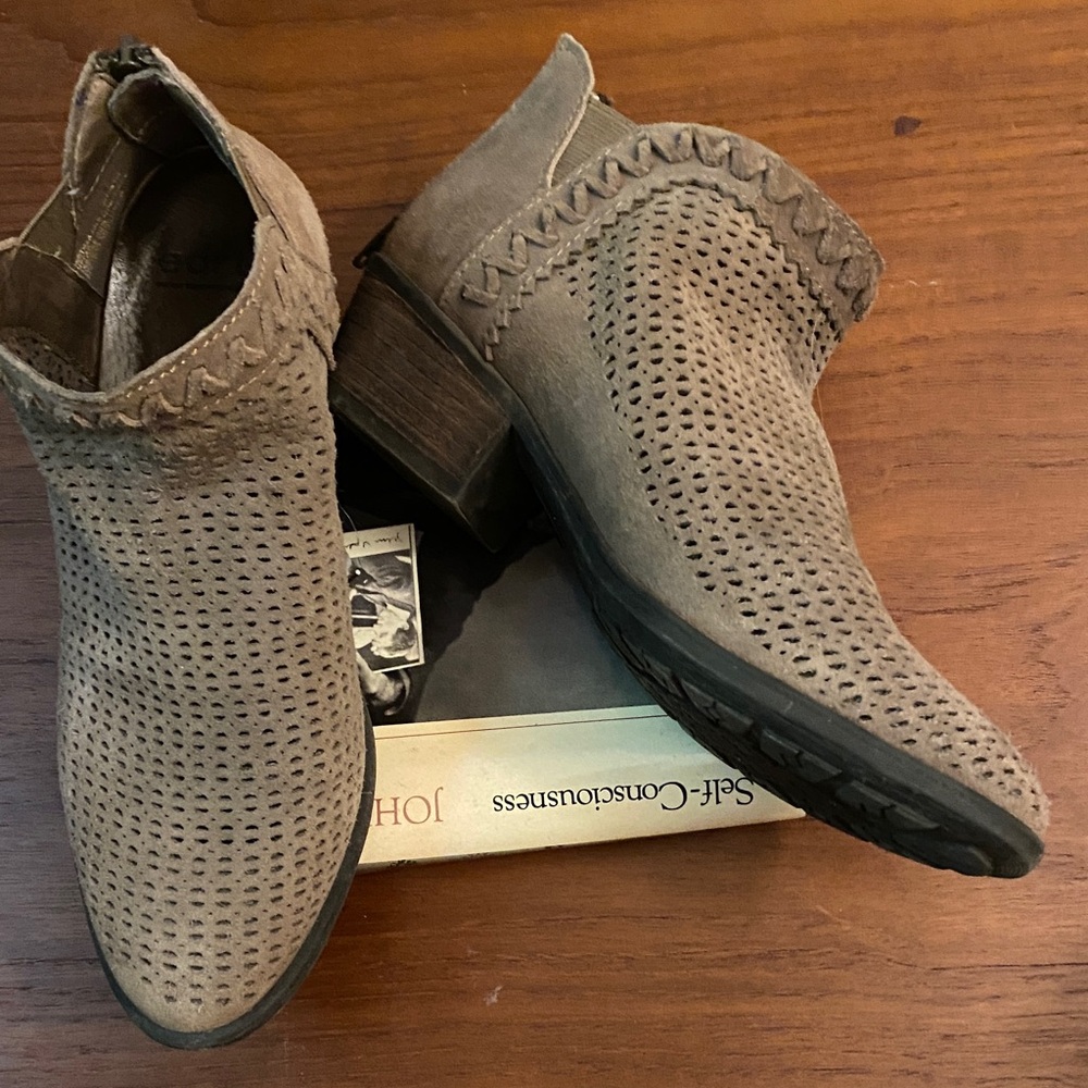 Final Sale 🌹Women’s Earth Tan Ankle Boots